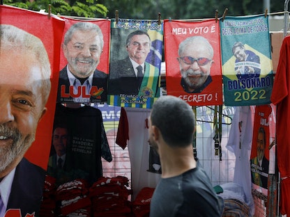 ملصقات الحملات الانتخابية للرئيس البرازيلي السابق لويس إيناسيو لولا دا سيلفا والحالي جايير بولسونارو في ريو دي جانيرو - 20 يوليو 2022 - REUTERS