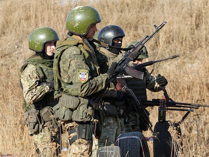 مقاتلون من "جمهورية دونيتسك الشعبية" الانفصالية المدعومة من روسيا - 16 أكتوبر 2020 - REUTERS