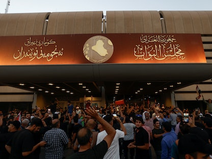 متظاهرون يقتحمون البرلمان العراقي في المنطقة الخضراء في بغداد - 27 يوليو 2022 - REUTERS