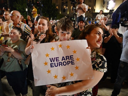 تظاهرات لدعم عضوية جورجيا في الاتحاد الأوروبي بعد أيام من توصية المفوضية الأوروبية تأجيل ترشيح البلاد، تبليسي - 20 يونيو 2022. - AFP