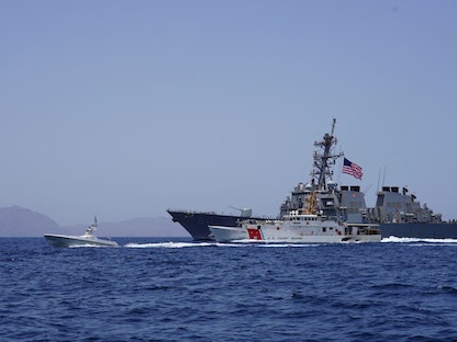 المدمرة الأميركية "يو إس إس بول هاميلتون" أثناء عبور مضيق هرمز. 23 مايو 2023 - TWITTER/@US5thFleet