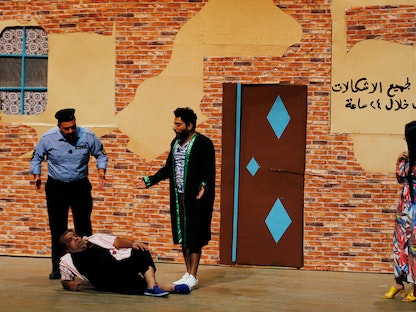 مسرحيون عراقيون يقدمون عرضاً على مسرح المنصور الذي أعيد افتتاحه داخل المنطقة الخضراء في بغداد 2019 - REUTERS