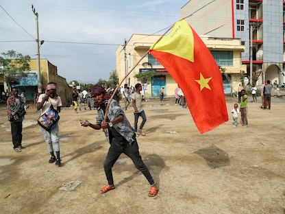شخص يحمل علم جبهة تحرير إقليم تيجراي شمالي إثيوبيا - 11 يوليو 2021 - REUTERS