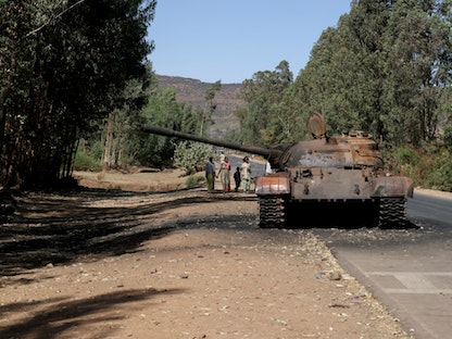 دبابة محترقة إثر المواجهات بين القوات الحكومية والمتمردين في تيغراي شمالي إثيوبيا، 18 مارس 2021 - REUTERS