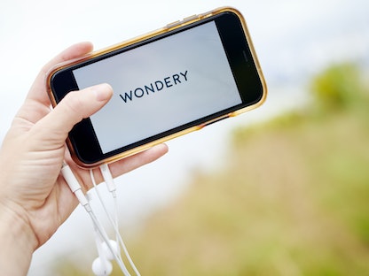 شعار Wondery على هاتف ذكي في صورة تم التقاطها في حي بروكلين بنيويورك- 29 سبتمبر  2020 - Bloomberg