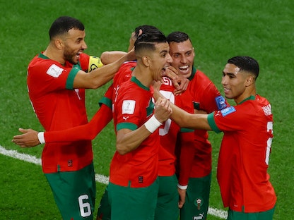 لاعبو منتخب المغرب يحتفلون بإحراز هدف الفوز في مرمى البرتغال بالدور ربع النهائي في بطولة كأس العالم لكرة القدم. 10 ديسمبر 2022 - REUTERS