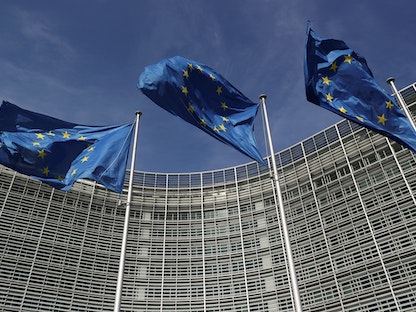 علم الاتحاد الأوروبي أمام مقر المفوضية الأوروبية في بروكسل- 25 مارس 2021 - REUTERS