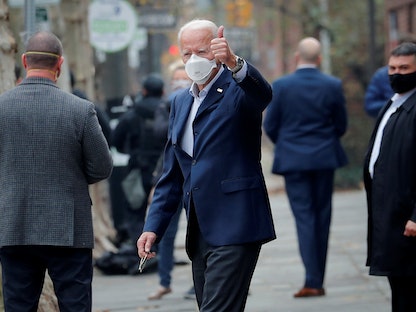 الرئيس الأميركي المنتخب جو بايدن يخرج من مستشفى بن ميدسين بنسلفانيا، في فيلادلفيا، 12 ديسمبر 2020 - REUTERS