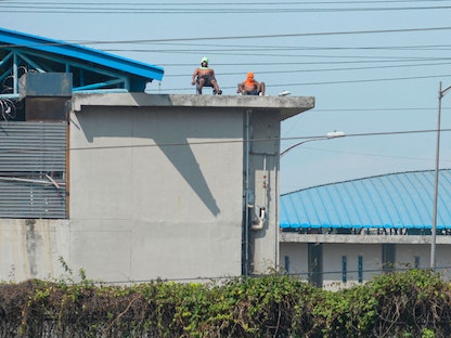 سجناء فوق سطح سجن غواياكيل خلال أعمال شغب - الإكوادور - 28 سبتمبر 2021 - AFP
