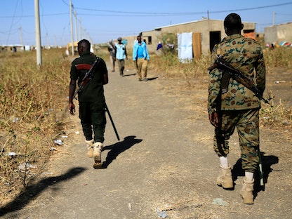 إثيوبيون يعبرون الحدود إلى السودان في منطقة الفشقة التي تشهد اشتباكات بين الجيش السوداني وجماعات إثيوبية موالية لحكومة أديس أبابا  - REUTERS