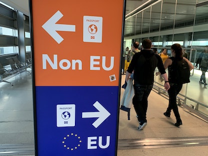 لافتة توجّه المسافرين بحسب جوازات سفرهم (أوروبية أم لا) عند وصولهم إلى مطار دبلن في أيرلندا - REUTERS