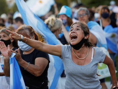 سيدة تصرخ خلال احتجاجات مناهضة للحكومة في الأرجنتين وسط تفشي فيروس كورونا - REUTERS