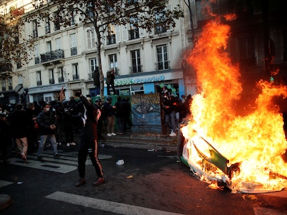 جانب من الاحتجاجات ضد مشروع قانون "الأمن الشامل" في العاصمة الفرنسية باريس - REUTERS