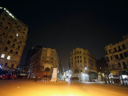 منظر عام لميدان طلعت حرب بوسط العاصمة المصرية خلال حظر التجوال لاحتواء انتشار فيروس كورونا، القاهرة، 25 مارس 2020. - REUTERS