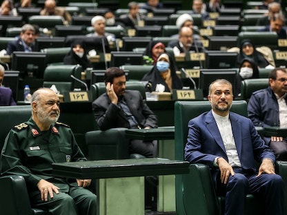 رئيس الحرس الثوري حسين سلامي (يسار) ووزير الخارجية حسين أمير عبد الله يحضران جلسة للبرلمان في العاصمة طهران. 22 يناير 2023 - AFP