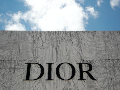 شعار Dior أمام مكان عرض مجموعة Dior Haute Couture لخريف وشتاء العامين 2021-2022 خلال أسبوع الموضة في باريس في باريس، فرنسا، 5 يوليو 2021 - REUTERS