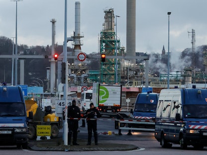 عناصر من الشرطة يقفون بالقرب من مصفاة تابعة لشركة "توتال إنرجيز" وسط إضراب لعمال الطاقة في جونفريفيل لورشر بالقرب من لوهافر في فرنسا، 24 مارس 2023 - REUTERS