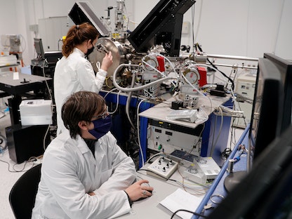 علماء من جامعة البلطيق الاتحادية الروسية يعملون داخل مختبر في كالينينجراد. 1 أبريل 2020 - REUTERS