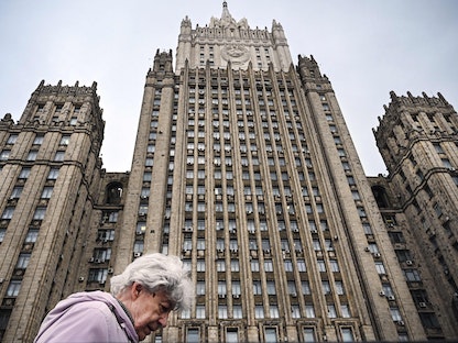 امرأة تسير بجوار مبنى وزارة الخارجية الروسية في موسكو - 17 مايو 2022 - AFP