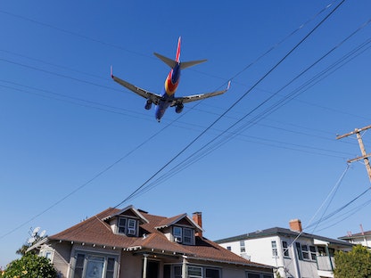 طائرة تابعة لشركة Southwest Airlines تقترب من الهبوط في مطار سان دييجو الدولي بولاية كالفورنيا الأميركية - 6 يناير 2022 - REUTERS