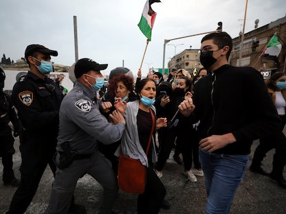 الشرطة الإسرائيلية تعتقل فلسطينيين خلال مظاهرة ضد رئيس الوزراء الإسرائيلي بنيامين نتنياهو أثناء زيارته مدينة الناصرة، 13 يناير 2021 - REUTERS