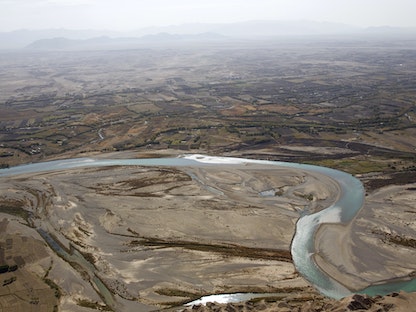 صورة من الجو تظهر إقليم هلمند على نهر هلمند في أفغانستان. 8 نوفمبر 2011 - AFP