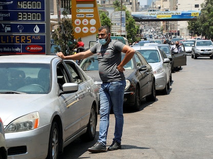 طابور من السيارات للحصول على الوقود في محطة للمحروقات في بيروت، لبنان. 24 يونيو 2021. - REUTERS