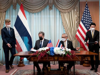 وزير الخارجية الأميركي أنتوني بلينكين ونظيره التايلاندي دون برامودويناي خلال مراسم توقيع مذكرة تفاهم في بانكوك- 10 يوليو 2022 - AFP