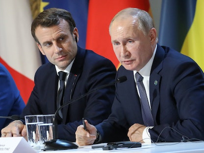 الرئيس الفرنسي إيمانويل ماكرون ونظيره الروسي فلاديمير بوتين خلال مؤتمر صحافي في قصر الإليزيه، باريس، 9 ديسمبر 2019 - REUTERS