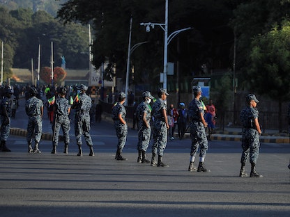  أفراد من الشرطة الفيدرالية الإثيوبية يستنفرون لحراسة تجمع مؤيد لحكومة آبي أحمد في أديس أبابا - 7 نوفمبر 2021 - REUTERS