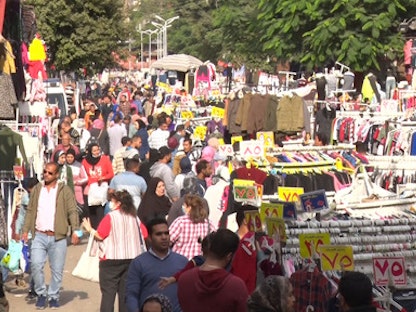 زحام في سوق للملابس الجاهزة والمستعملة في القاهرة 