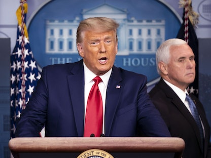 الرئيس الأميركي دونالد ترمب ونائبه مايك بنس خلال مؤتمر صحافي في البيت الأبيض، 24 نوفمبر 2020 - Bloomberg