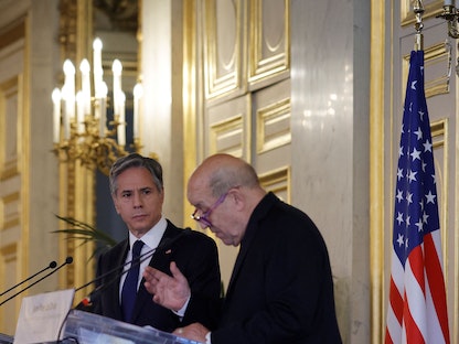 وزير الخارجية الفرنسي جان إيف لودريان خلال مؤتمر صحافي مع نظيره الأميركي أنتوني بلينكن في باريس.25 يونيو 2021 - AFP
