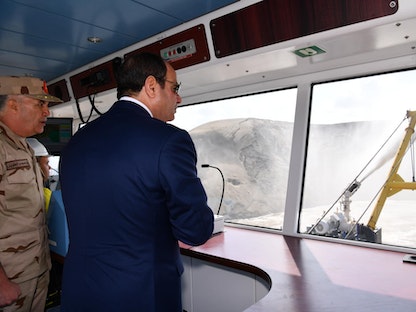 الرئيس المصري عبد الفتاح السيسي أثناء جولة تفقدية خلال افتتاح شركة الرمال السوداء المصرية - البرلس، مصر - 19 أكتوبر 2022 - facebook.com/Egy.Pres.Spokesman