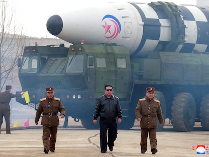 زعيم كوريا الشمالية أمام ما وصفته وسائل الإعلام الحكومية بأنه "نوع جديد" من الصواريخ الباليستية العابرة للقارات. 24 مارس 2022. - via REUTERS