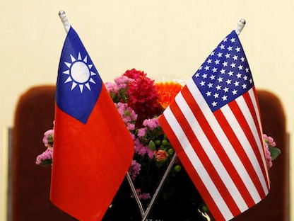 العلمان الوطنيان لتايوان والولايات المتحدة أثناء اجتماع في تايبيه - 27 مارس 2018 - REUTERS
