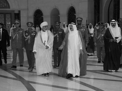 أمير الكويت الراحل الشيخ صباح الأحمد الصباح برفقة سلطان عُمان قابوس بن سعيد - جريدة القبس