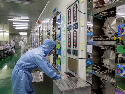 خط إنتاج لتصنيع الرقائق الإلكترونية داخل مصنع تابع لشركة إلكترونيات في تشيتشو، الصين - REUTERS