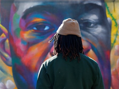 لوحة جدارية لجورج فلويد الأميركي من أصل إفريقي، الذي قضى على يد ضابط شرطة في مينيابوليس، الولايات المتحدة، 20 أبريل 2021 - REUTERS