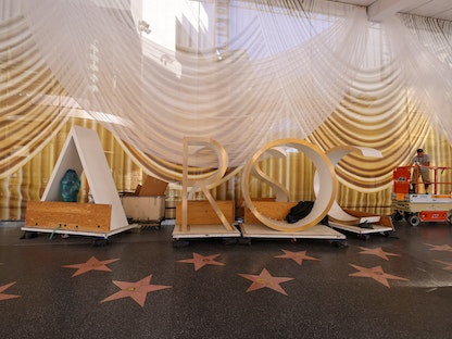 التجهيز النهائي في هوليوود بوليفارد مع بدء التحضير لتوزيع جوائز حفل الأوسكار في لوس أنجلوس، كاليفورنيا، الولايات المتحدة. 23 مارس 2022 - REUTERS