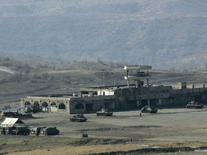 عربات مدرعة تركية خارج قاعدة عسكرية في قرية بامرني بالقرب من الحدود العراقية التركية- 27 فبراير 2008. - REUTERS