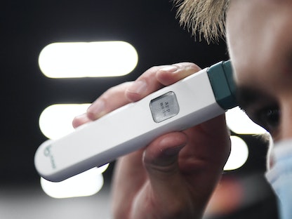 زائر يختبر مقياساً للحرارة في معرض الإلكترونيات الاستهلاكية في لاس فيجاس بولاية نيفادا الأميركية- 3 يناير 2022 - AFP