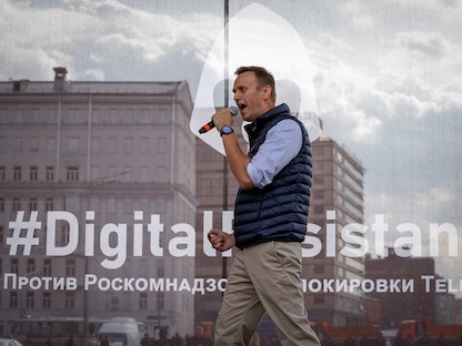 المعارض الروسي أليكسي نافالني خلال مسيرة احتجاجاً على قرار المحكمة بحظر تطبيق "تليجرام" لانتهاكه الأنظمة الروسية، موسكو - 30 أغسطس 2018. - REUTERS