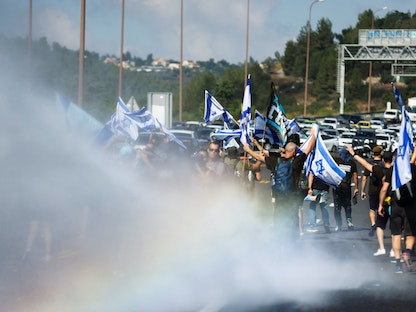 أشخاص يغلقون الطريق السريع المؤدي إلى القدس احتجاجاً على الإصلاحات القضائية. 11 يوليو 2023 - REUTERS