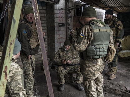 جنود أوكرانيون بالقرب من خط المواجهة على الحدود مع روسيا حيث تحشد الأخيرة آلاف الجنود - 8 ديسمبر 2021 - Getty Images