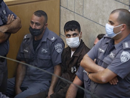 الأسير الفلسطيني محمود عبد الله العارضة خلال جلسة تمديد الاعتقال بمحكمة الناصرة. 11 سبتمبر 2021. - AFP