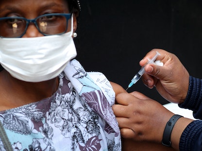 عامل رعاية صحية يحقن جرعة من لقاح فيروس كورونا لامرأة في هوتون، جوهانسبرج، جنوب إفريقيا، 20 أغسطس 2021 - REUTERS