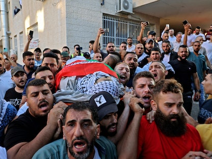 فلسطينيون يشيعون جثمان ضياء الصباريني الذي قتل بإطلاق نار إسرائيلي في مدينة نابلس بالضفة الغربية - 11 أغسطس 2021 - AFP
