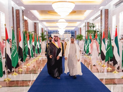 ولي عهد أبوظبي الشيخ محمد بن زايد آل نهيان يستقبل ولي العهد السعودي الأمير محمد بن سلمان في أبوظبي، 7 ديسمبر 2021.