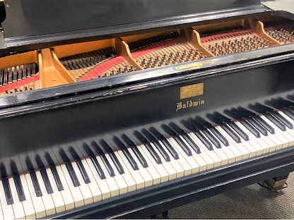 بيانو المشاهير في مزاد أميركي. - https://www.alexcooper.com/en/lennon-piano-for-sale-by-auction